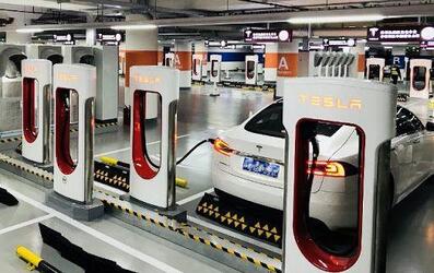 Tesla открыла самую большую зарядную станцию в мире