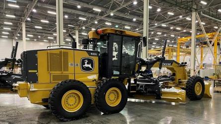 На заводе компании John Deere в Подмосковье начата сборка новой модели автогрейдеров 622G