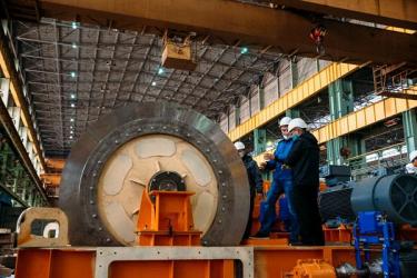 Кран производства УЗТМ монтируется на НТМК