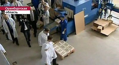 Дмитрию Медведеву продемонстрировали процессы производства и упаковки молочной продукции