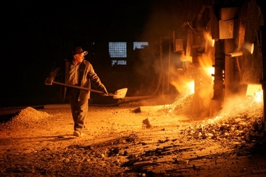 На Бежицком сталелитейном заводе запустили современную линию по производству форм для отливок
