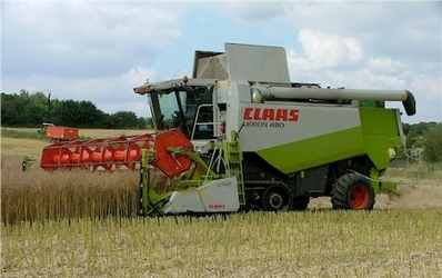 Российские аграрии протестировали на полях отечественную и зарубежную сельхозтехнику