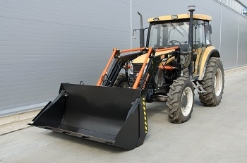 Краснокамский РМЗ адаптировал фронтальный погрузчик FRONLIFT-800 для китайских тракторов