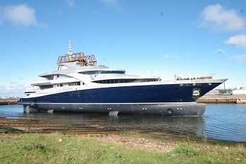 Со стапелей Севмаша спущена океанская мегаяхта