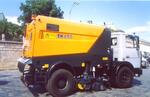 Машина подметально-уборочная с вакуумным подборщиком КМ-32001